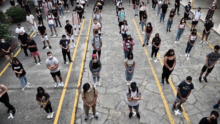 Illustrative photo of a large crowd of masked and evenly-distributed people.